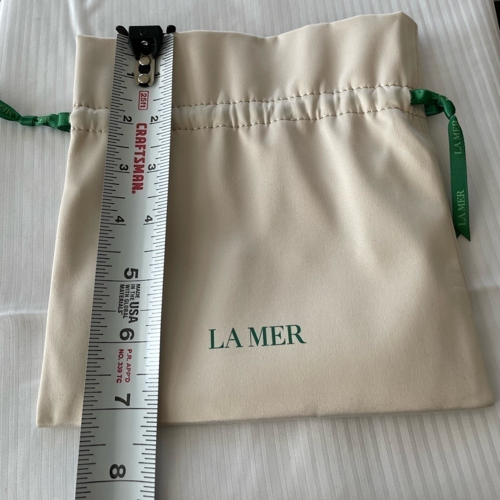 La Mer. Cream Satin Pouch. New, unused.Great for makeup, jewelry, or accessories - Picture 5 of 6